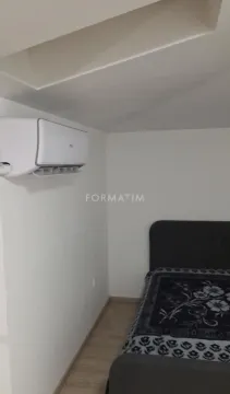 Manja spavaća soba sa krevetom i klima uređajem na zidu. - image 3