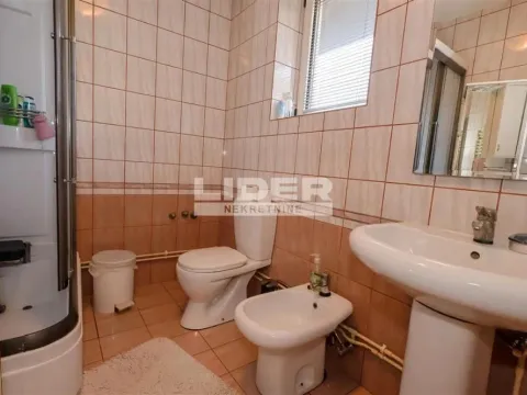 Izdavanje, kuća, 500m², Veliki Mokri Lug, Zvezdara Sve Podlokacije - image 17