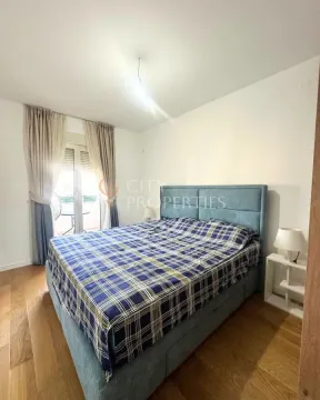 Spavaća soba sa bračnim krevetom i izlazom na terasu. - image 5