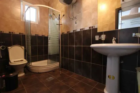 Funkcionalno kupatilo sa tuš kabinom i tamnim pločicama. - image 10