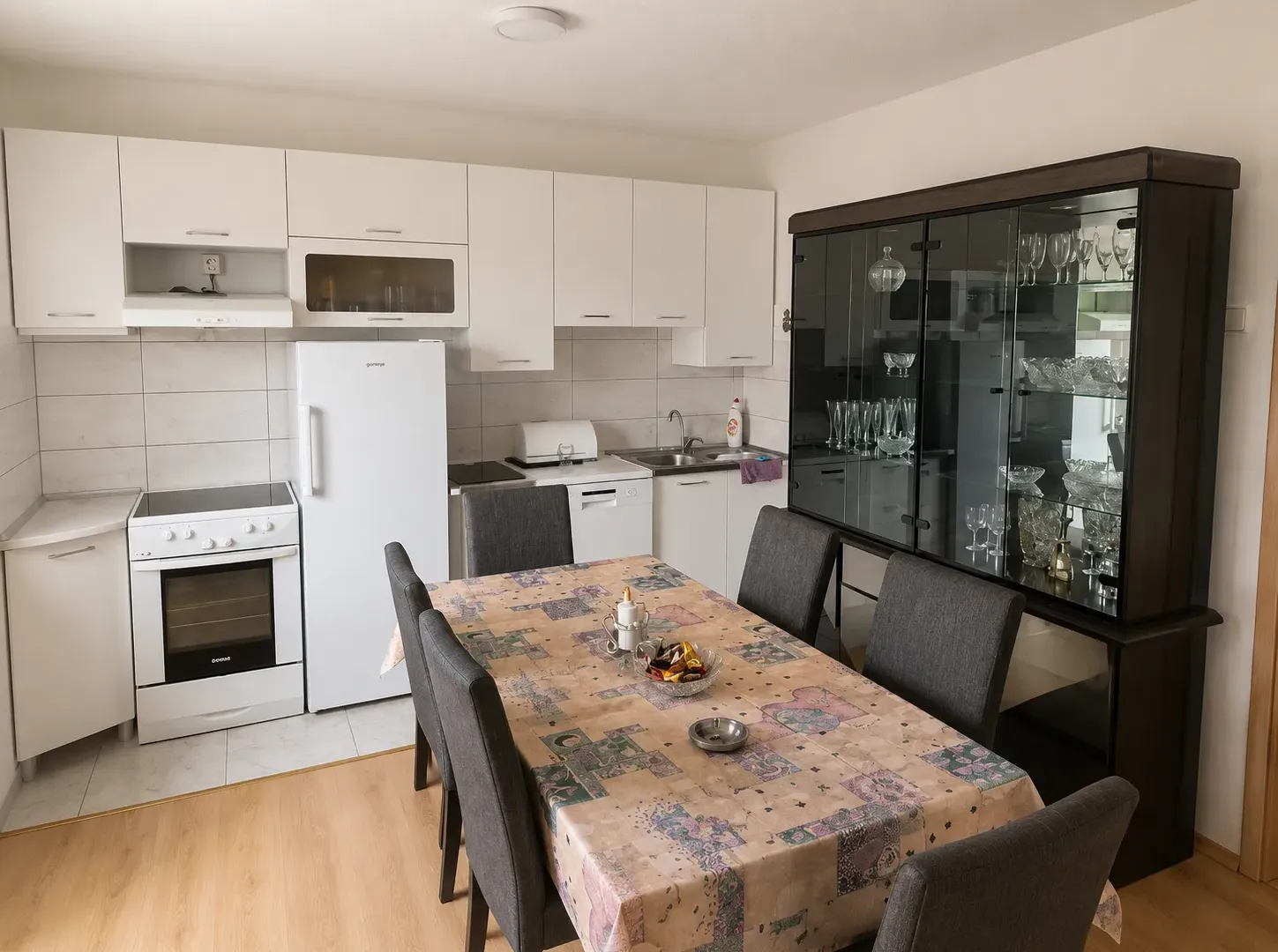 Izdavanje, kuća, 130m², Tološi, Podgorica