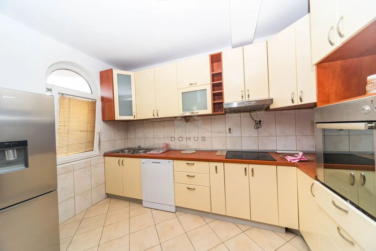 Rent, four bedroom apartment, 180m², Tološi, Podgorica