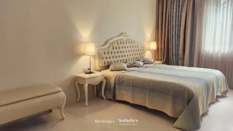 Prostrana spavaća soba sa bračnim krevetom, noćnim stočićima i zavjesama. - image 30