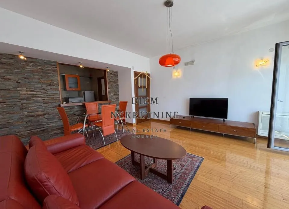 Prodaja, jednosoban stan, 65m², Centar, Bar