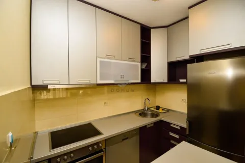 Kitchen equipped with kitchen cabinets, built-in appliances and a refrigerator. - image 6