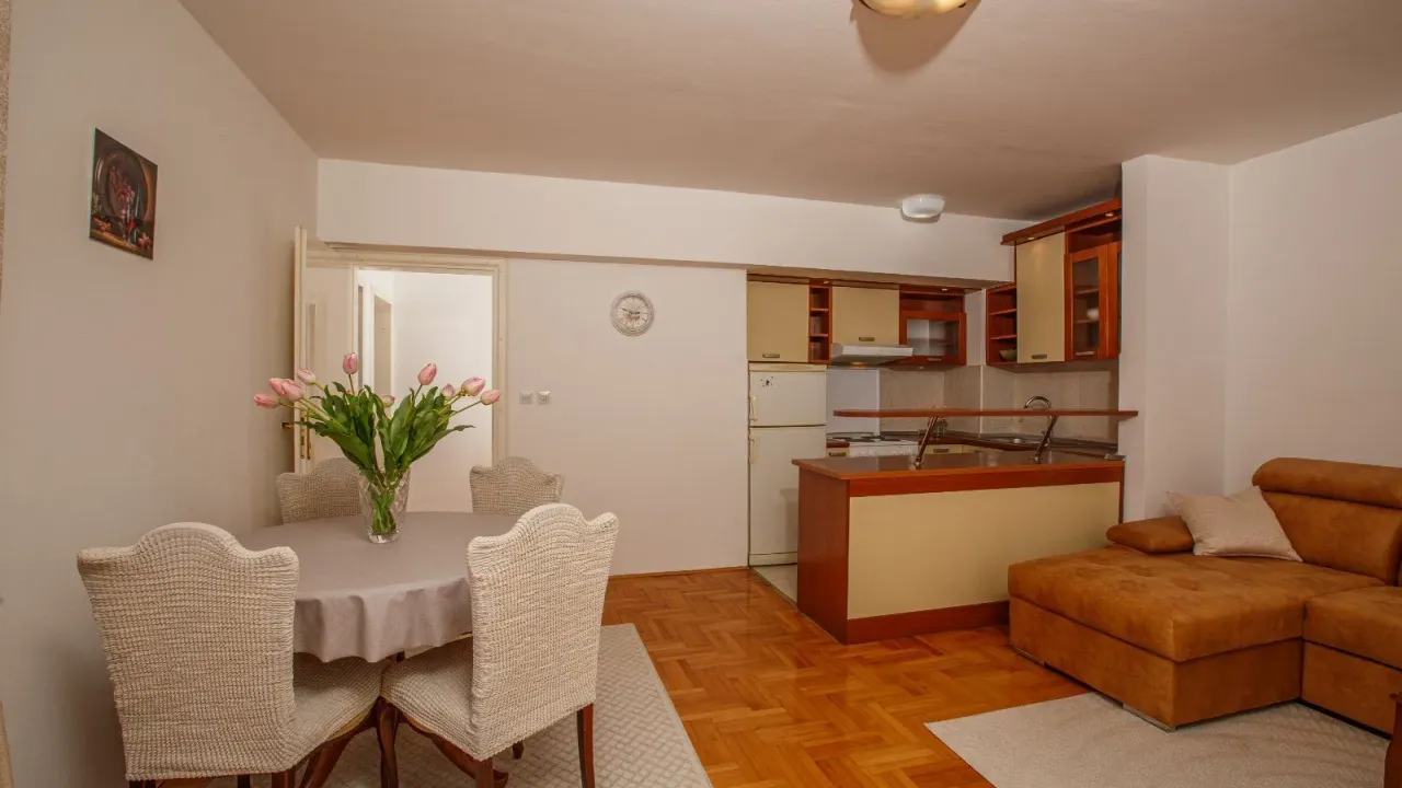 Rent, two bedroom apartment, 69m², Dobrota, Kotor