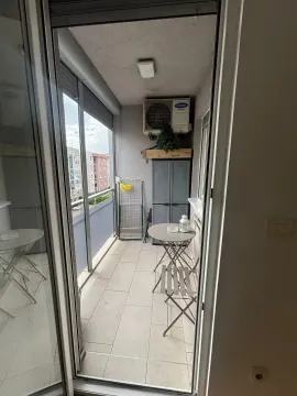 Manji zatvoreni balkon sa stolom, stolicama i klima uređajem. - image 9