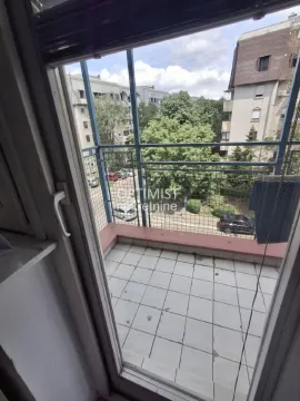 Pogled sa balkona na okolne zgrade i zelenilo. - image 18