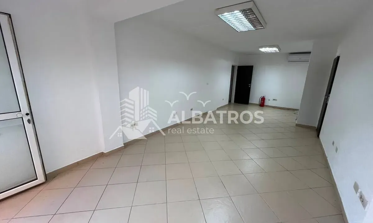 Rent, office space, 54m², Centar, Bar