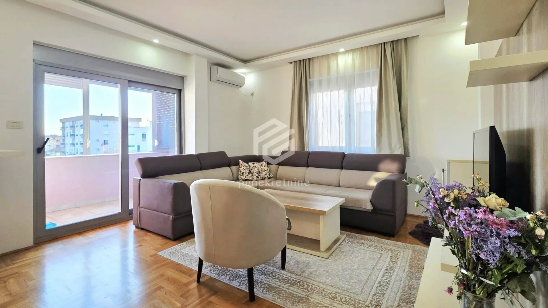 Izdavanje, dvosoban stan, 76m², Stari Aerodrom, Podgorica