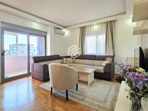 Izdavanje, dvosoban stan, 76m², Stari Aerodrom, Podgorica - image 1