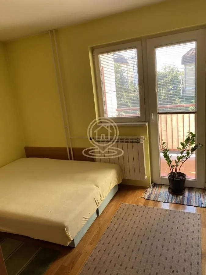 Bedroom with a double bed and access to the terrace.