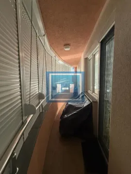 Dugačak zastakljeni balkon sa roletnama na prozorima. - image 14