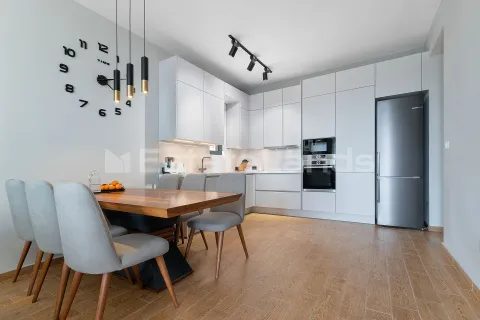 Moderna kuhinja sa trpezarijom i ugrađenim uređajima. - image 6