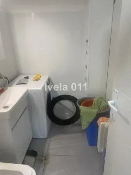 Manje kupatilo sa umivaonikom i veš mašinom. - image 8