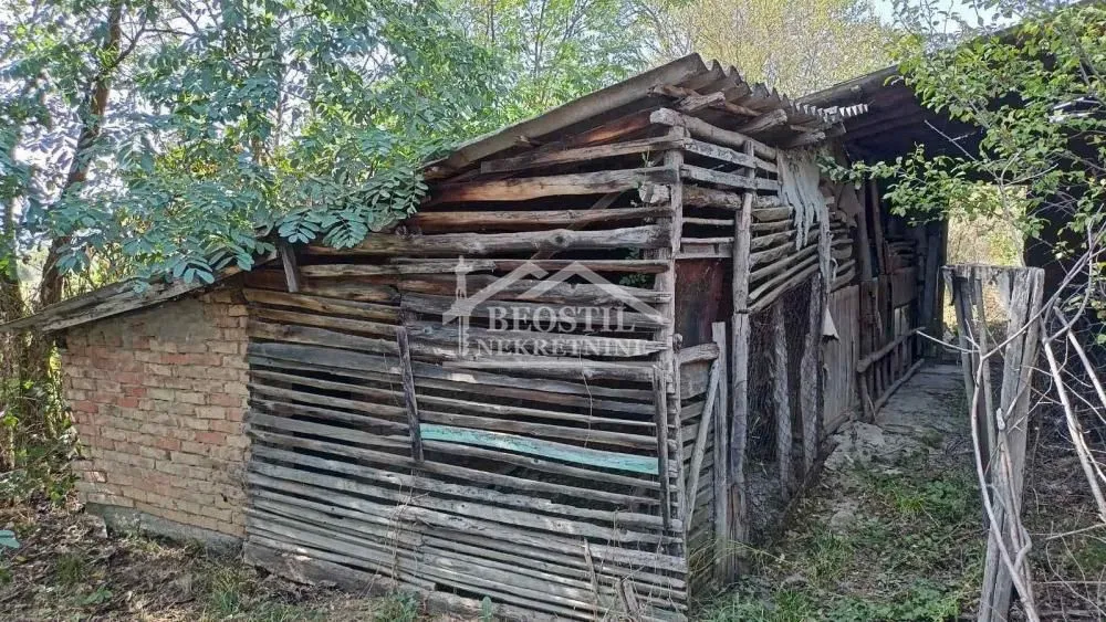 Pogled na stari pomoćni objekat i okućnicu.