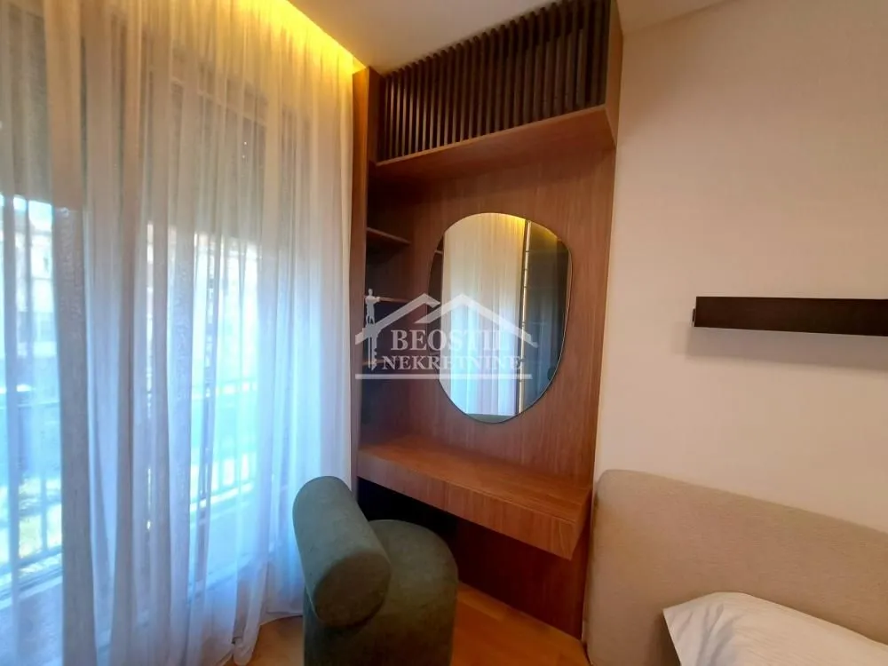 Bedroom with a built-in wardrobe and a desk.