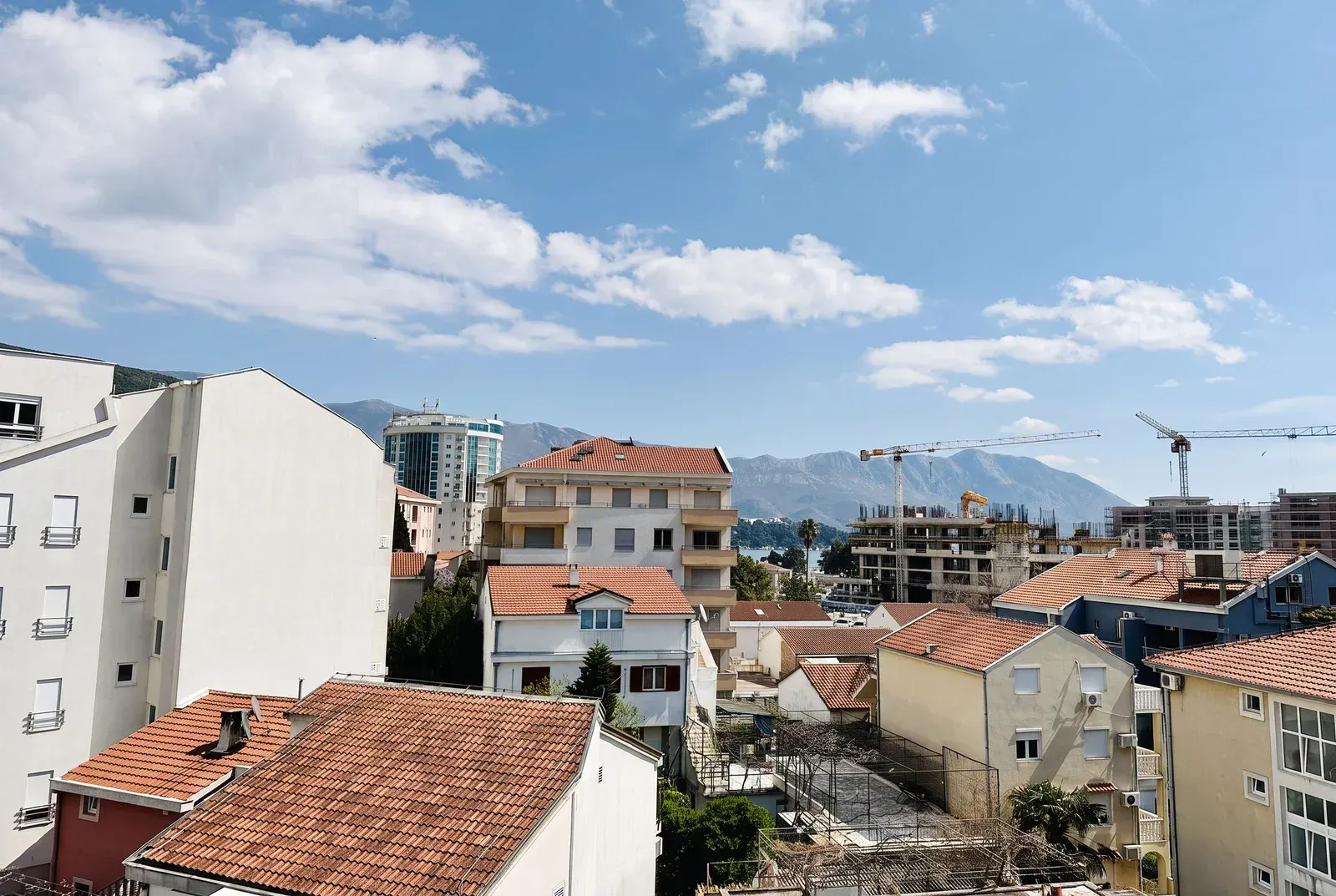 Pogled sa terase na gradsko naselje i okolne planine.