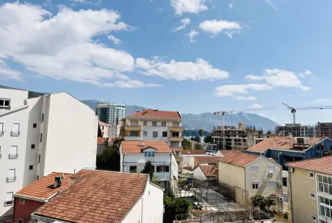 Pogled sa terase na gradsko naselje i okolne planine. - image 5