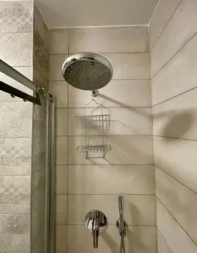 Krupni kadar tuš kabine sa slavinom i držačem za sapun u kupatilu. - image 12