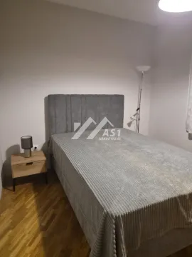Spavaća soba sa bračnim krevetom i noćnim stočićem. - image 4
