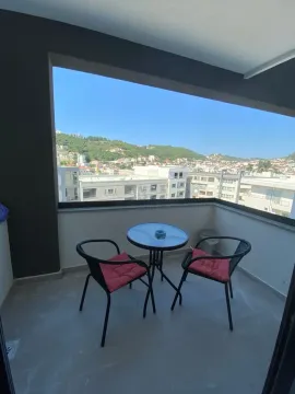 Namtještena terasa sa garniturom za sjedenje i pogledom na grad. - image 6