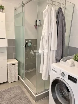 Kupatilo sa tuš kabinom i mašinom za veš. - image 11