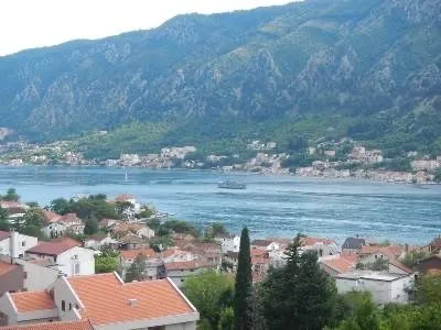 Izdavanje, dvosoban stan, 85m², Dobrota, Kotor - image 12