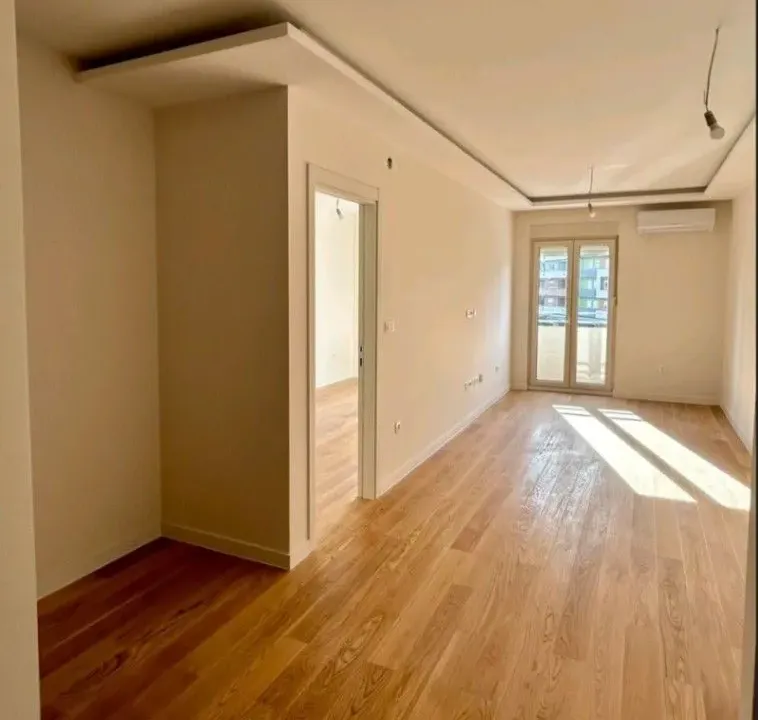Izdavanje, jednosoban stan, 43m², Central Point, Podgorica
