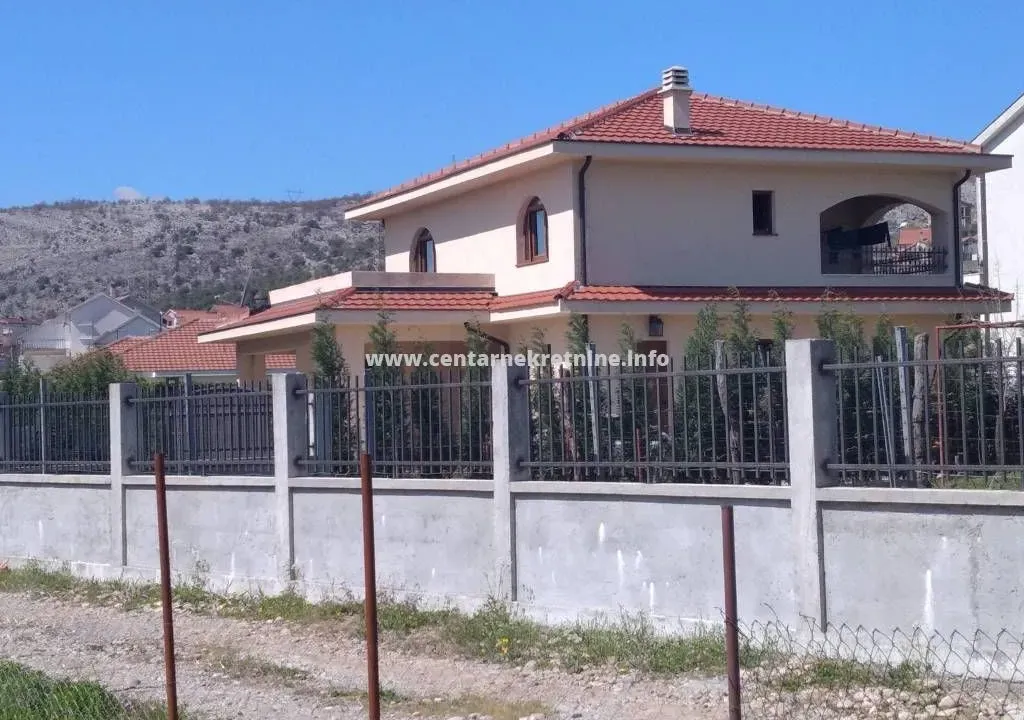 Izdavanje, kuća, 200m², Vranići, Podgorica