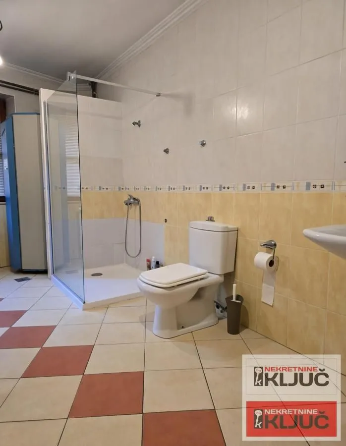 Izdavanje, kuća, 250m², Sajmište, Novi Sad