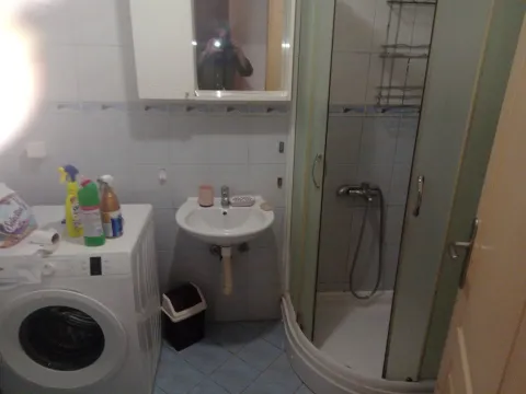 Kupatilo sa tuš kabinom, lavaboom i veš mašinom. - image 9