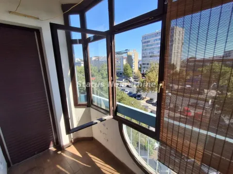 Zastakljeni balkon sa pogledom na ulicu i gradske zgrade. - image 12