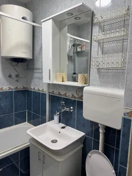Manje kupatilo sa umivaonikom, tuš kabinom, bojlerom i visećim elementom sa ogledalom. - image 9