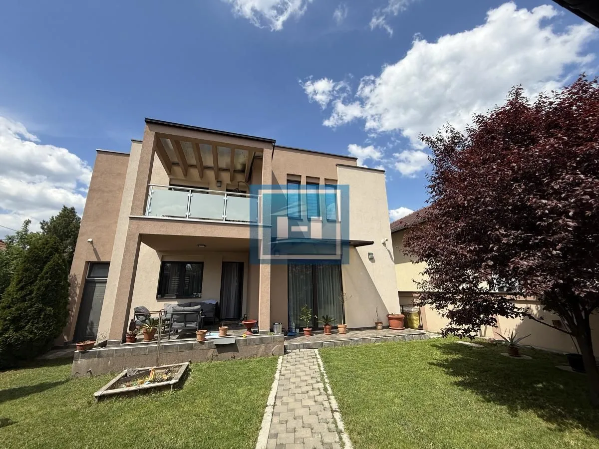 Prodaja, kuća, 240m², Centar, Jagodina