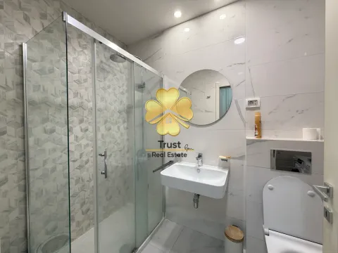 Moderne kupatilo sa tuš kabinom, umivaonikom i WC šoljom. - image 10