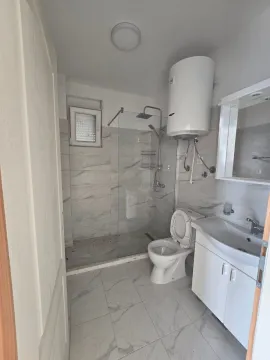Svijetlo kupatilo sa tuš kabinom, lavaboom i bojlerom. - image 3