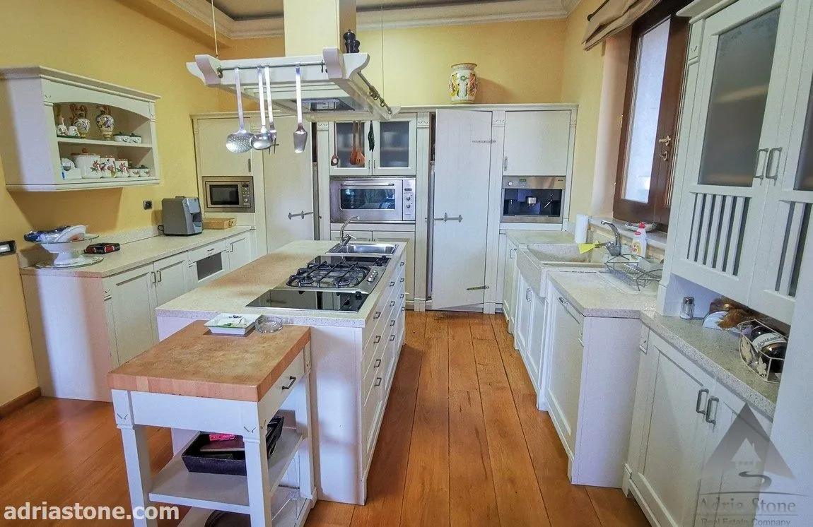 Sale, house, 820m², Centar, Budva