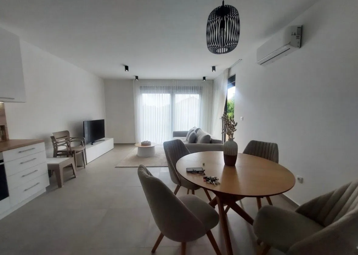 Izdavanje, dvosoban stan, 70m², Gradiošnica, Tivat