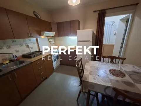 Kuhinja sa drvenim elementima i trpezarijskim stolom. - image 11