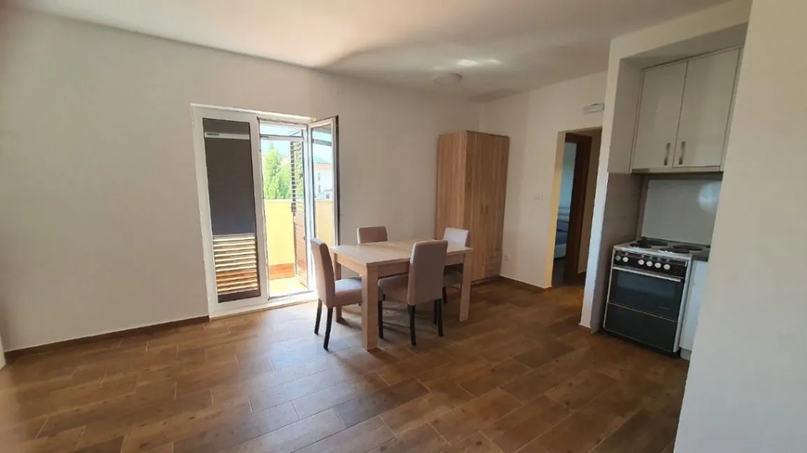 Izdavanje, jednosoban stan, 45m², Đenovići, Herceg Novi