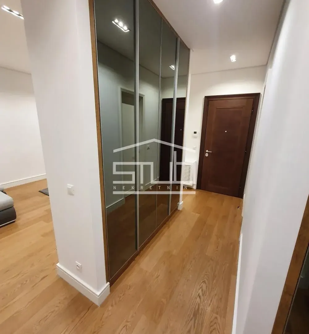 Izdavanje, trosoban stan, 88m², Savski Trg, Beograd