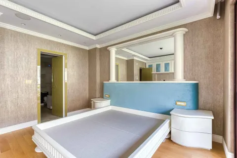 Svijetla spavaća soba sa modernim ramom za krevet i ukrasnim ogledalom na zidu. - image 2