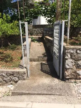 Ulazna kapija i staza koja vodi do dvorišta. - image 6