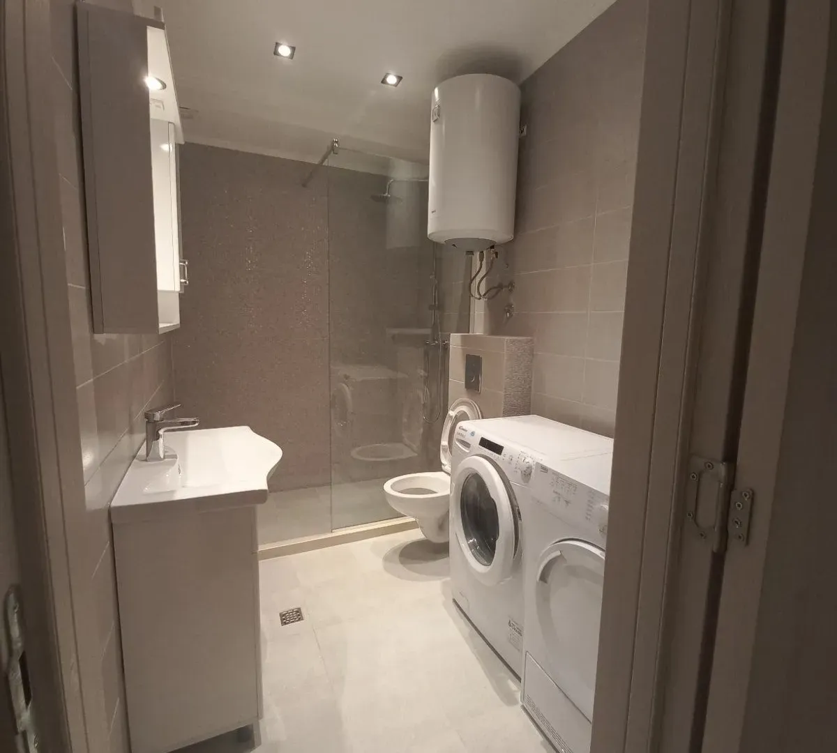 Izdavanje, dvosoban stan, 70m², Kalimanj, Tivat