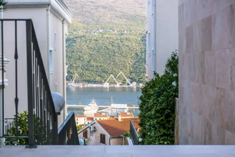 Pogled na more i marinu sa terase objekta. - image 9