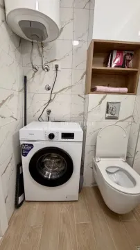 Manje kupatilo sa tuš kabinom, veš mašinom i toaletom. - image 12