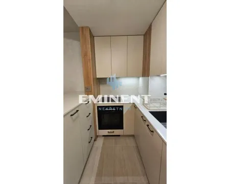 Manja moderna kuhinja sa belim elementima i ugrađenom rernom. - image 5