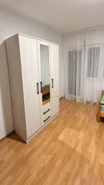 Spavaća soba sa velikim garderobnim ormarom sa ogledalom. - image 7