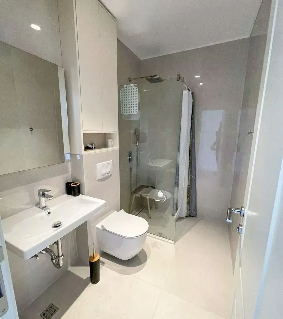 Izdavanje, dvosoban stan, 159m², Tivat, Crna Gora
